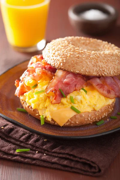 Reggeli szendvics a bagel tojás szalonnát sajttal — Stock Fotó