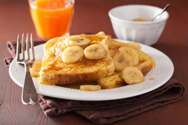 Torradas francesas com banana caramelizada para o café da manhã — Fotografia de Stock