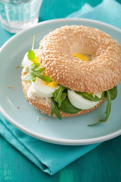 Reggeli szendvics a bagel tejszín tojás sajttal sült saláta kitûnõ — Stock Fotó