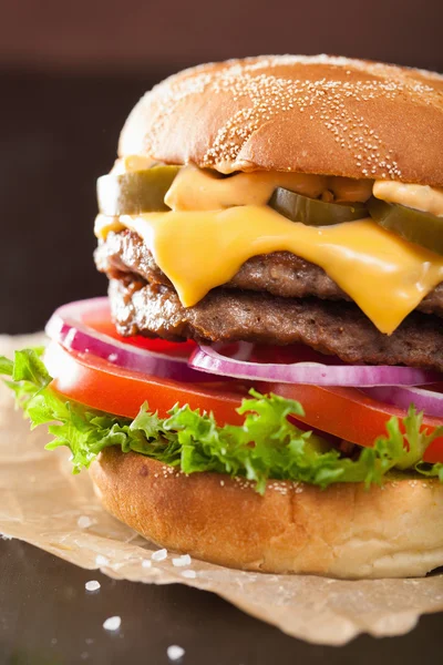 Double cheese burger with jalapeno tomato onion — Stock Photo, Image