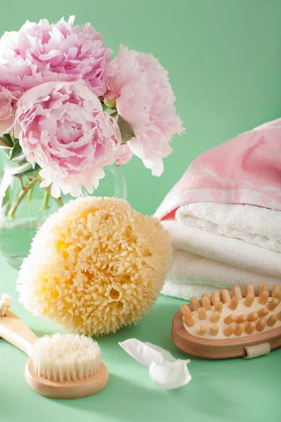 Bath and spa with peony flowers brush sponge towels — Stock Photo, Image