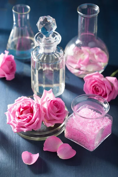 Alkemi och aromaterapi med rosa blommor och kemiska kolvar — Stockfoto