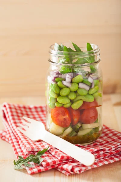 Healthy vegetable salad in mason jar: tomato, cucumber, soybean, — Stock Photo, Image
