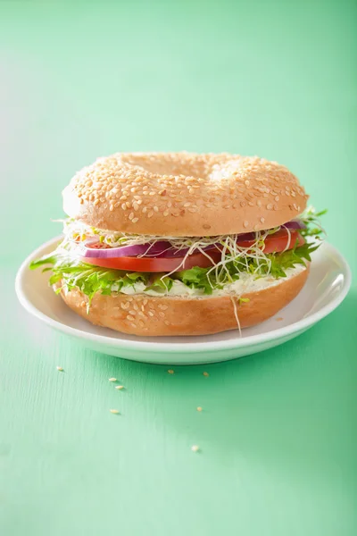 Sanduíche de tomate em bagel com creme de queijo alface de cebola alfafa — Fotografia de Stock