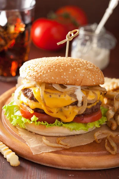 Dupla sajtburgert, paradicsommal és hagymával — Stock Fotó