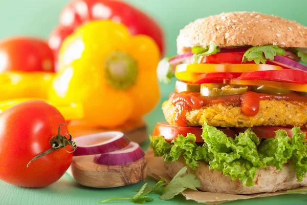 Grão de bico vegetariano e hambúrguer de milho doce com pimenta jalapeno cebola — Fotografia de Stock