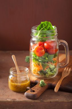 mason kavanoza sağlıklı sebze salatası. domates, brokoli, havuç, 