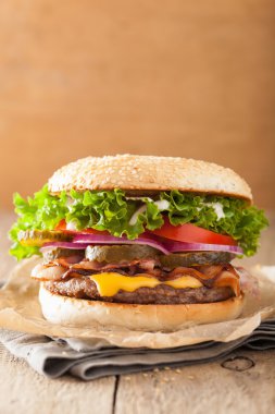 pastırma peynirli burger turşu domates soğan ile