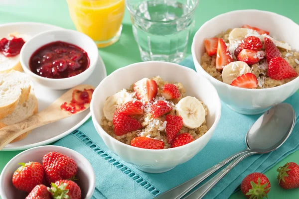 Gesundes Frühstück Quinoa mit Erdbeer-Bananen-Kokosflocken — Stockfoto
