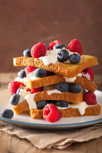 Tostadas francesas con nata fresca y bayas para el desayuno —  Fotos de Stock