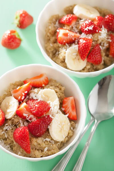 健康早餐奎奴亚藜与草莓香蕉椰子片 — 图库照片