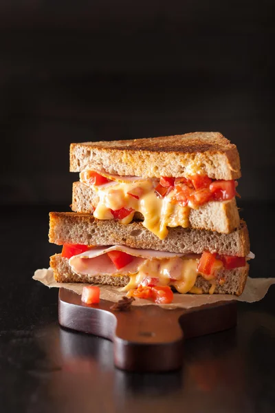 Sándwich de queso a la parrilla con jamón y tomate — Foto de Stock