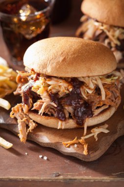 ev yapımı domuz burger lahana salatası ve barbekü sosu çekti