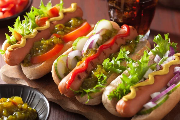 Cachorros-quentes grelhados com legumes ketchup mostarda — Fotografia de Stock