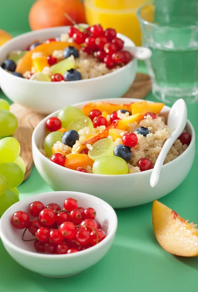 Petit déjeuner sain quinoa aux fruits nectarine myrtille g — Photo