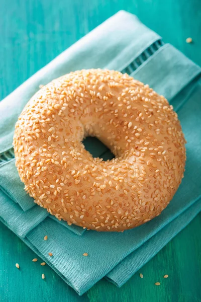 Bagel de gergelim fresco para o café da manhã — Fotografia de Stock