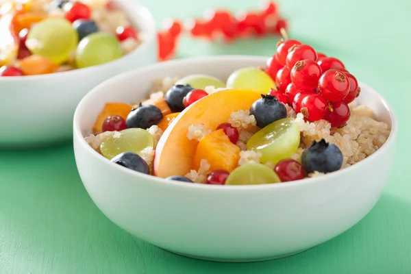 Desayuno saludable quinua con frutas bayas nectarina arándanos g —  Fotos de Stock