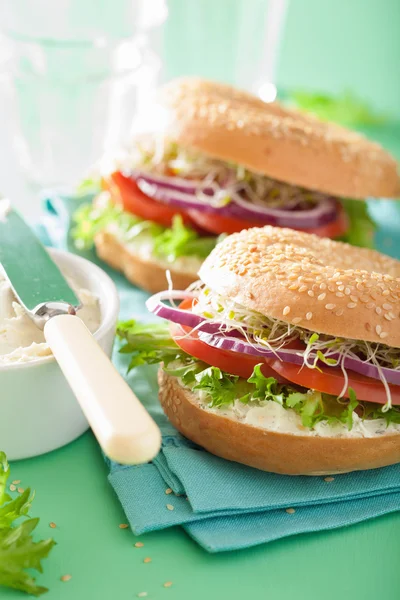 Sanduíche de tomate em bagel com creme de queijo alface de cebola alfafa — Fotografia de Stock