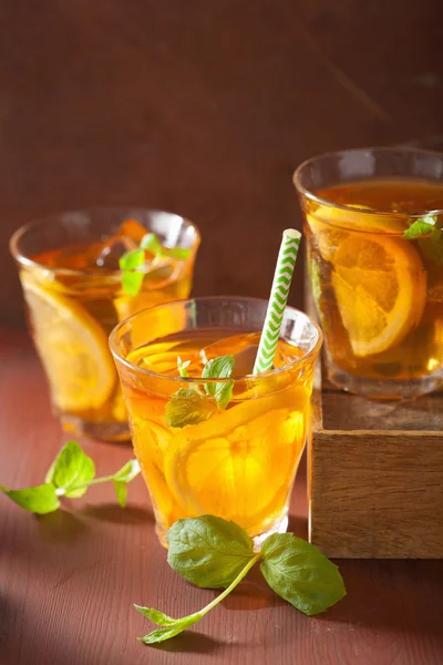 Ledový čaj s citronem a mátou na tmavém pozadí rustikální — Stock fotografie