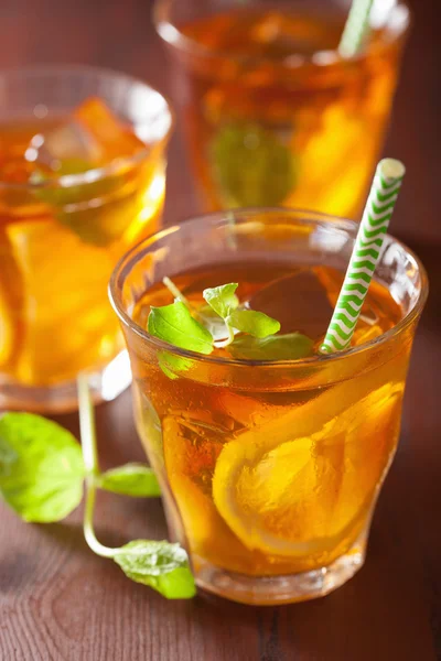 Ijs thee met citroen en munt op donkere rustieke achtergrond — Stockfoto