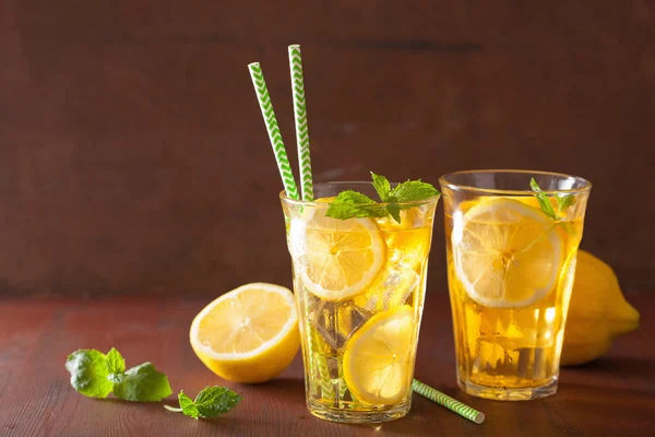 Ledový čaj s citronem a mátou na tmavém pozadí rustikální — Stock fotografie