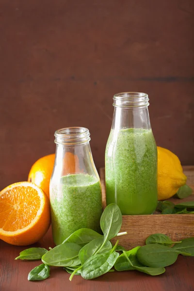 Smoothie aux épinards verts sains avec orange citron — Photo