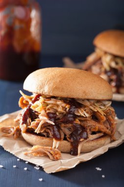 ev yapımı domuz burger lahana salatası ve barbekü sosu çekti