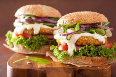 Salatalık soğan domates sebze havuç ve yulaf burger