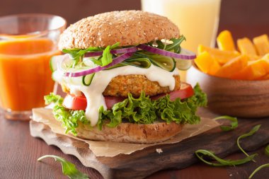 Salatalık soğan domates sebze havuç ve yulaf burger