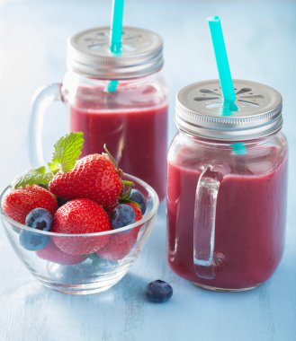 sağlıklı çilek blueberry smoothie mason kavanoz
