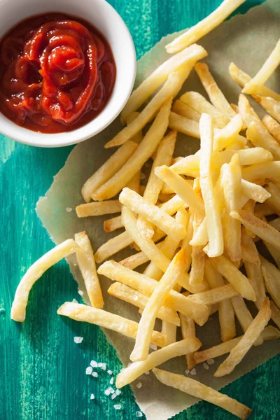 Patatine fritte con ketchup su sfondo verde — Foto Stock