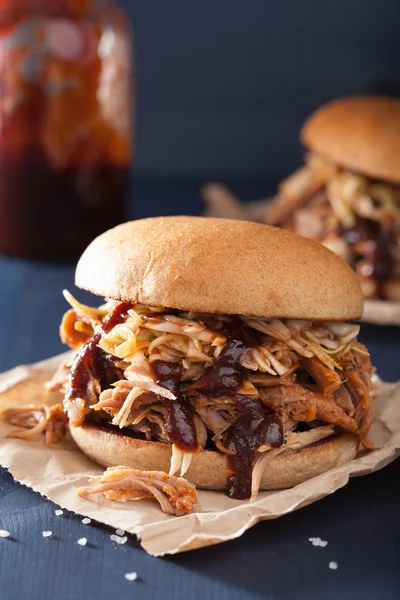 ev yapımı domuz burger lahana salatası ve barbekü sosu çekti