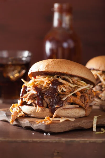 ev yapımı domuz burger lahana salatası ve barbekü sosu çekti