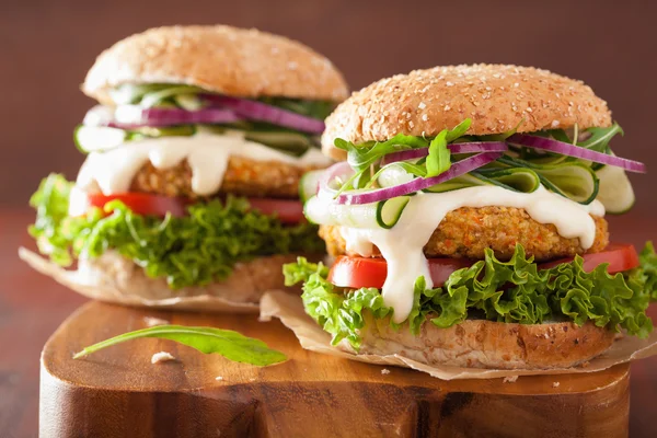 Salatalık soğan domates sebze havuç ve yulaf burger