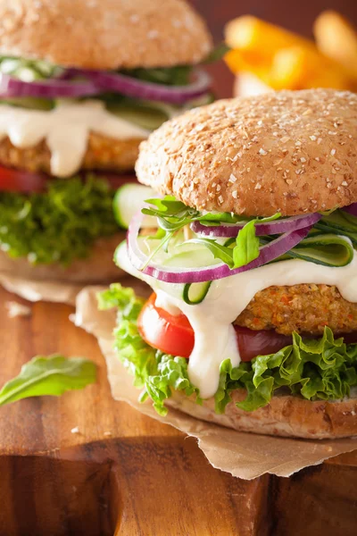 Veggie carrot and oats burger with cucumber onion tomato — Stock Photo, Image