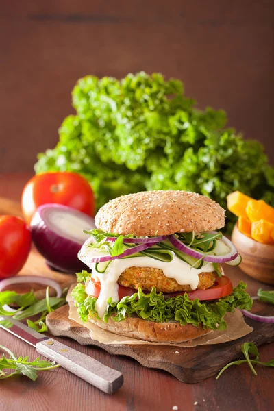 Veggie wortel en haver hamburger met komkommer UI tomaat — Stockfoto