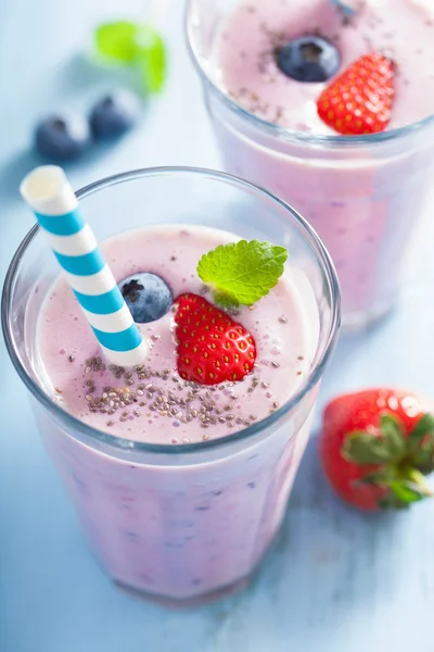 Chia tohum ile sağlıklı çilek blueberry smoothie — Stok fotoğraf