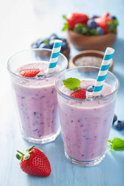 Chia tohum ile sağlıklı çilek blueberry smoothie — Stok fotoğraf