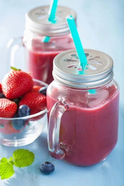Gezonde aardbei blueberry smoothie in mason jars — Stockfoto