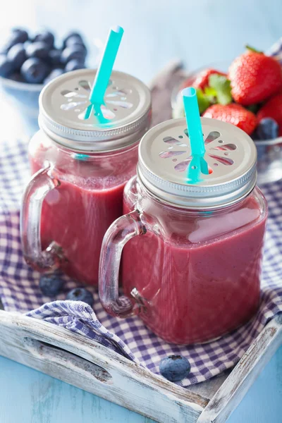 Egészséges eper blueberry smoothie, mason tégelyek — Stock Fotó