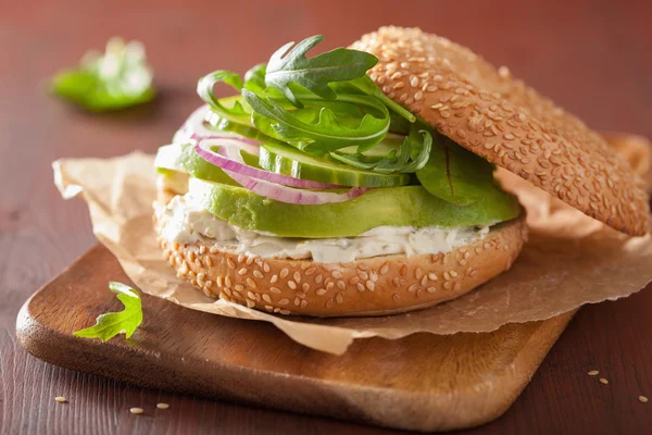 Avocado broodje op bagel met roomkaas UI komkommer arugu — Stockfoto