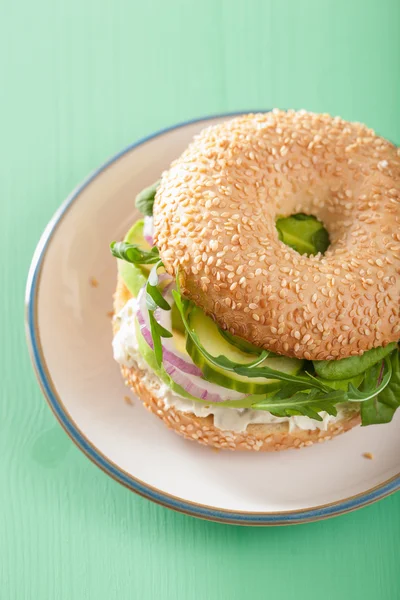 Simit ile krem peynir soğan salatalık arugu üzerinde avokado sandviç — Stok fotoğraf