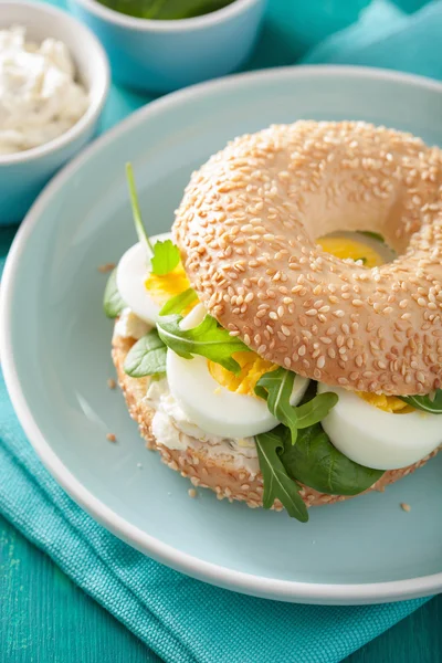 Simit yumurta krem peynir roka ile kahvaltı sandviç — Stok fotoğraf