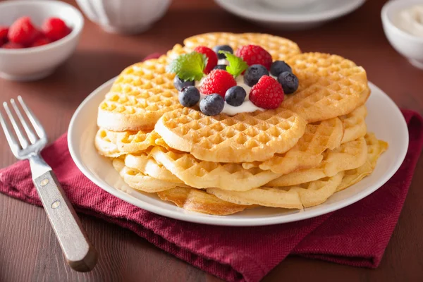 Waffles with creme fraiche and berries for breakfast — Stock Photo, Image