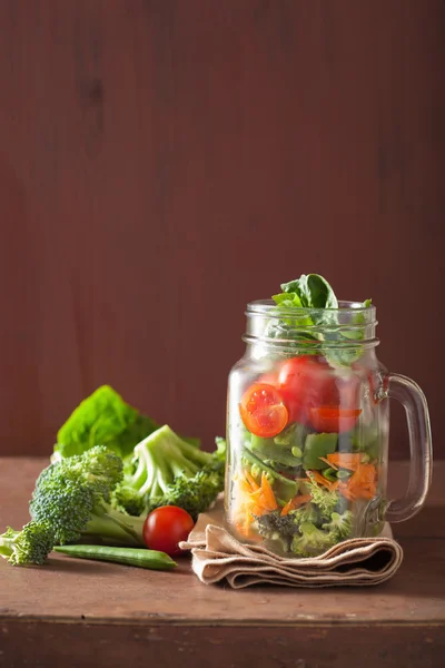 Mason kavanoza sağlıklı sebze salatası. domates, brokoli, havuç, — Stok fotoğraf