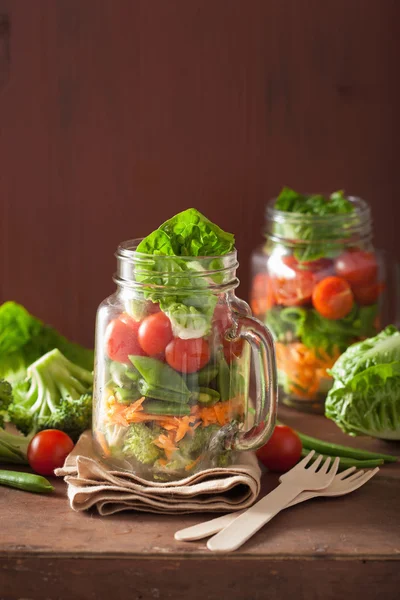 mason kavanoza sağlıklı sebze salatası. domates, brokoli, havuç, 