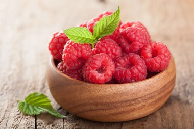 ahşap arka plan üzerinde kase taze ahududu