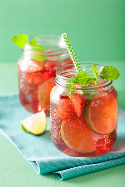 Zomer aardbei limonade met limoen en munt in potten — Stockfoto