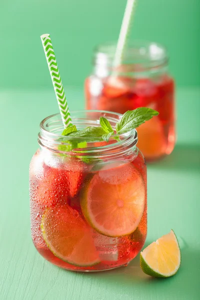 Limonade aux fraises d'été avec citron vert et menthe dans des bocaux — Photo