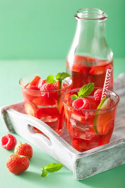 Zomer aardbeien frambozen limonade met limoen en munt — Stockfoto